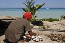 Hio dispone il cocco sull'essicatoio